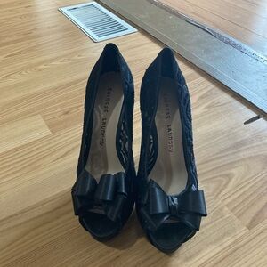 Women’s sz 8 - Chinese laundry nwot - black lace with toe bow